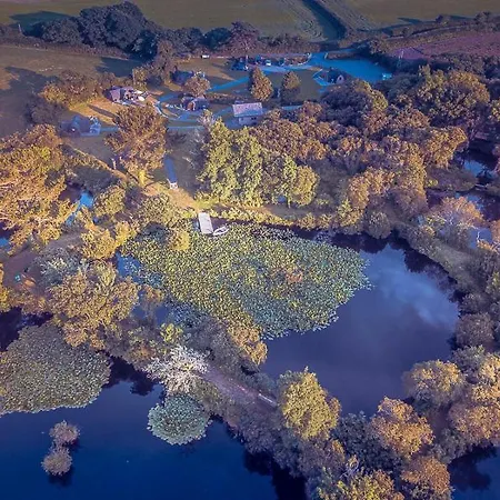 Lakeside Lodge *